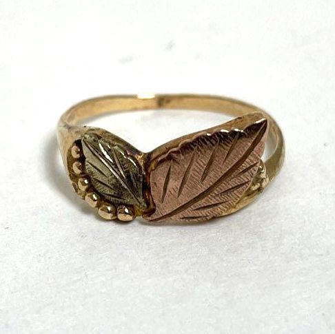 10K Tri-color Gold Ring with Leaf Motif Size 7.25, 1.80g